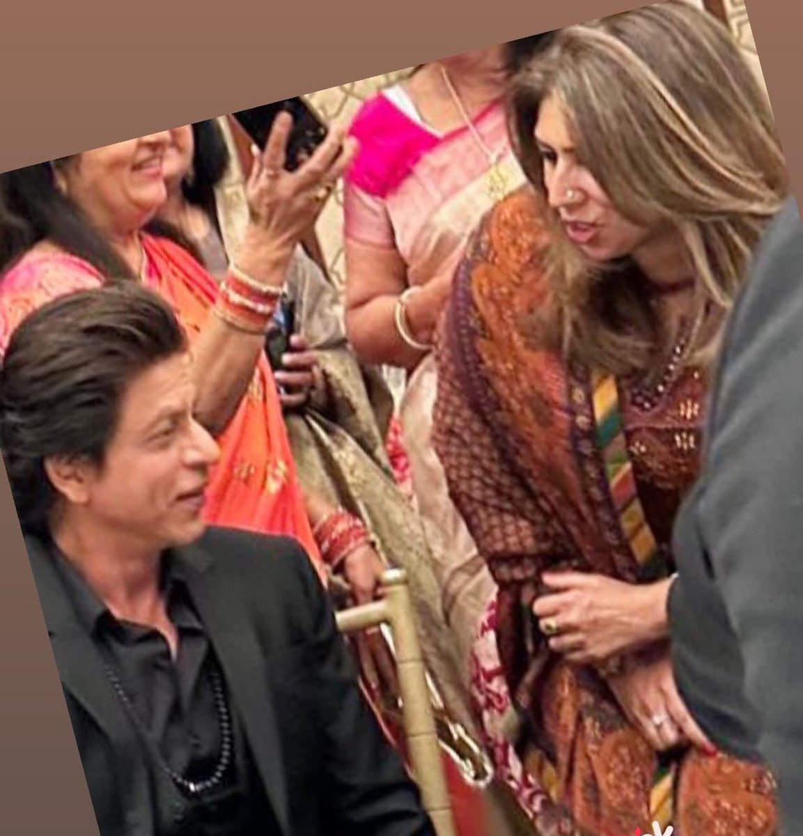 Shanela17's tweet photo. #HappyBirthdayShahRukhKhan lovely meeting you. Thorough gentleman #pathaan #jaawan #zindabad #srk @iamsrk https://t.co/s1MRWJLWmY