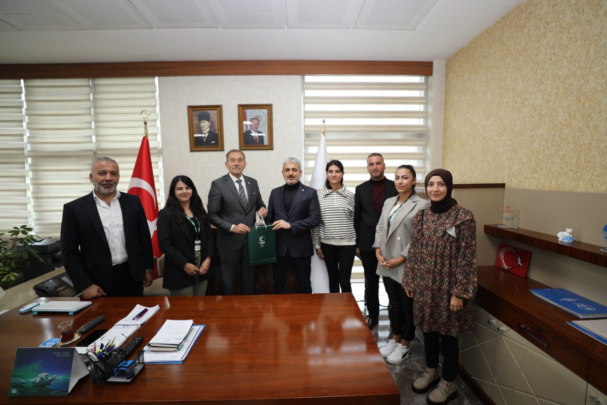 Van İl Gençlik ve Spor Müdürü Sn. Yalçın ÖZDEMİR'i, Van Yeşilay Şube Yönetim Kuruluyla ziyaret ettik.

<a href="/1920yesilay/">Yeşilay</a>’ın Bağımlılıkla mücadelesine destek olacaklarını söyleyerek, bizi ağırladıkları için teşekkür ederiz.

<a href="/gencliksporbak/">Gençlik ve Spor Bakanlığı 🇹🇷</a> <a href="/tcvanvaliligi/">T.C. Van Valiliği 🇹🇷</a> <a href="/GSB_Van/">Van Gençlik ve Spor İl Müdürlüğü</a> #vanyesilay