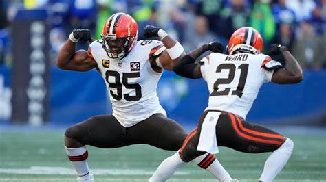 nflrums's tweet photo. Top 10 #NFL  Defenses in Yards Allowed 

#Browns- 1,820
#Cowboys - 2,012
#Ravens - 2,212 
#Panthers - 2,282 
#Chiefs - 2,302 
#Jets - 2,305
#Seahawks - 2,318 
#Texans - 2,348 
#Saints - 2,371 
#Falcons - 2,373 https://t.co/dcRCE8X6bk