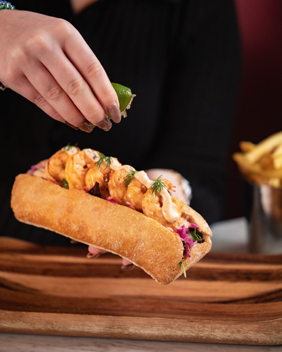 MetropoleCork's tweet photo. Lunch is served 🍴

Prawn Po' Boy - Cajun Fried Prawns, Franks Hot Sauce, Slaw, Lettuce, Tomato,
Chipotle Mayonnaise 🦐

Lunch served from 12:30-17:00

#Lunch #TheMET #CorkDining #PureCork #TheVQ https://t.co/mkiGzNP1Lu