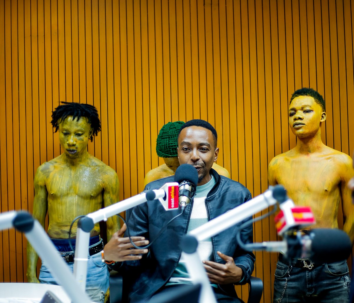 eastafricatv's tweet photo. #KIPENGAXTRA Timu kutoka @azamtvtz wamefika leo kwenye shoo ya mashabiki nambari moja Afrika Mashariki na kati #KipengaXtra ya #EastAfricaRadio na ujio mpya wa tamthilia kali ya #TheGoldenBoy pamoja na #Barbarossa hii si ya kukosa lipia kisimbuzi chako mapema au fika kwa mawakala wa azam kwa taarifa zaidi.

Cc. @van_msumi @gharib_mzinga23 @mrisho.senga_ @sebathewarrior

#TogetherTunawakilisha #KipengaXtra #EastAfricaRadio #AzamTVBurudaniKwaWote