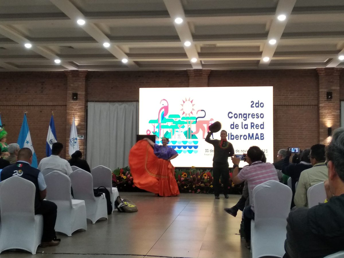 ctforestal's tweet photo. 🌍Las investigadoras del #CTFC @RoserManeja y @mcromera presentan #UNESCOMED y la Red Temática MedMaB en el 2⃣o Congreso de la Red IberoMAB, que reúne reservas de la biosfera de Iberoamerica, el Caribe, España y Portugal, celebrado en Honduras @UNESCO_MAB  @fundacioabertis https://t.co/2OfCPGSWji