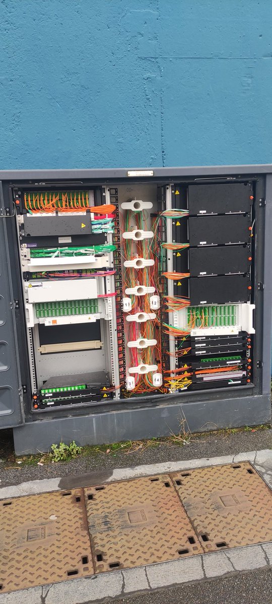 _Nidouille_'s tweet photo. Et une armoire vendalisé par le vent sur Brest 

La porte a volé, mais je met jute un 5/20. La porte n'est pas allée assez loin à mon goût vu la force du vent. https://t.co/lJT0TaQQ1q