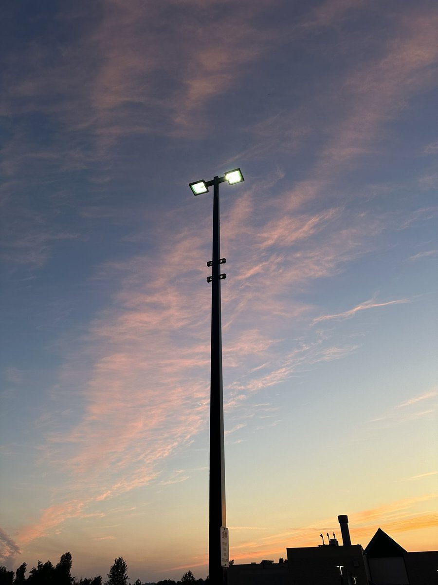 randomguy_onX's tweet photo. @punitsingh176 Some pictures that I clicked and use em as wallpapers. Street Lights, 3rd was my first ever photo that I shot on my phone. I really like it. 4th is just 🤍. https://t.co/2MDYl5ktGG
