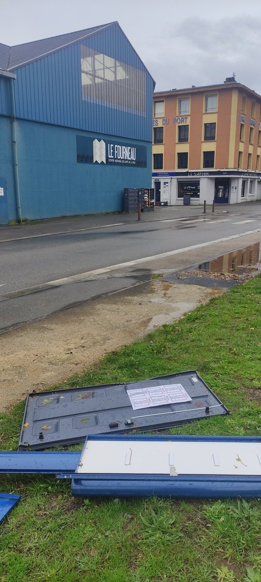 _Nidouille_'s tweet photo. Et une armoire vendalisé par le vent sur Brest 

La porte a volé, mais je met jute un 5/20. La porte n'est pas allée assez loin à mon goût vu la force du vent. https://t.co/lJT0TaQQ1q