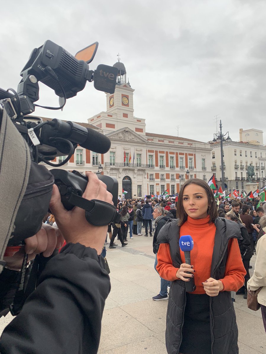 laurapaviatv's tweet photo. El equilibrio entre la concentración y estar acompañada de un equipazo 🎥😁 #canal24horas #rtve #endirecto https://t.co/GssYm6Kldw