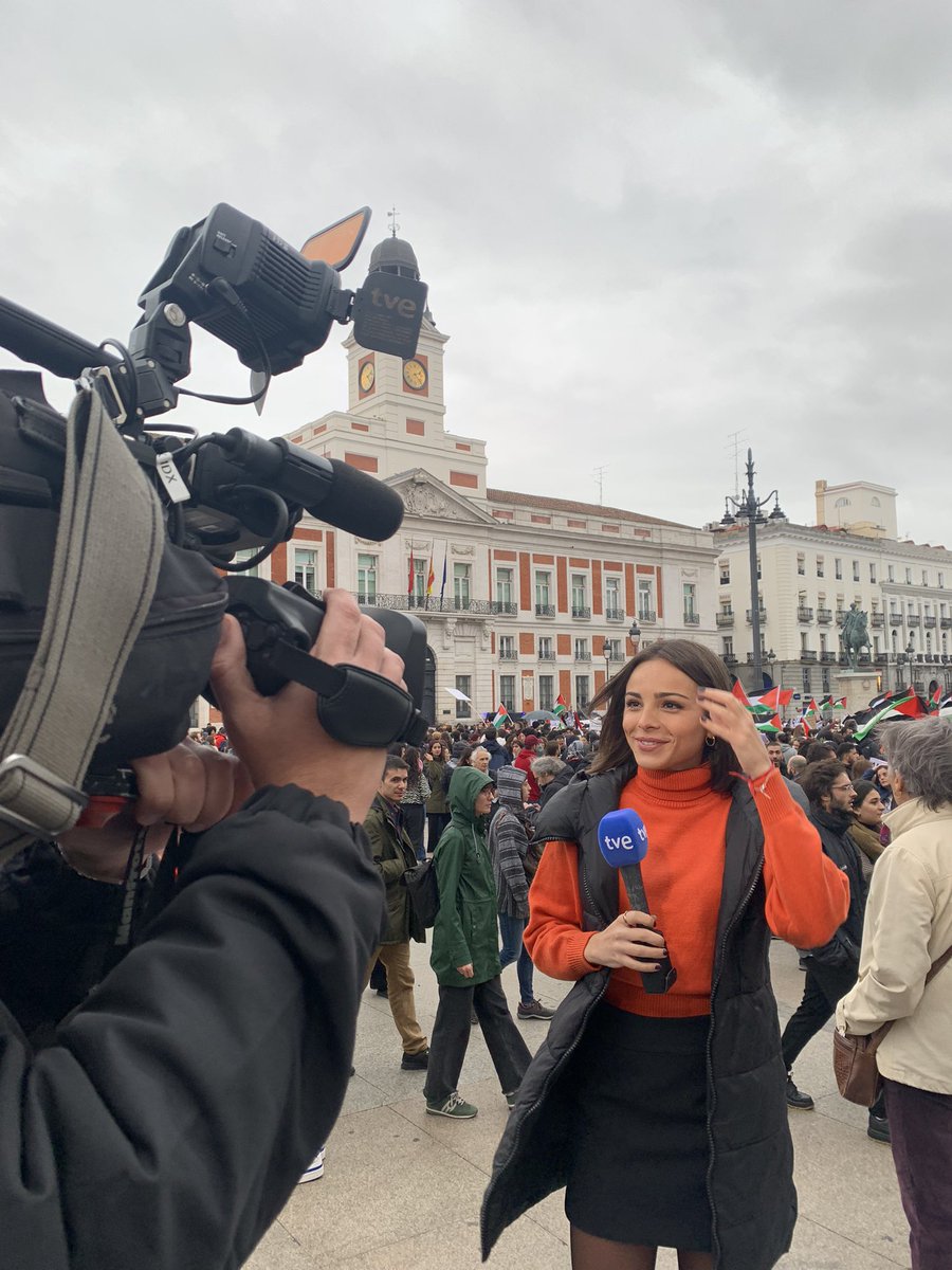 laurapaviatv's tweet photo. El equilibrio entre la concentración y estar acompañada de un equipazo 🎥😁 #canal24horas #rtve #endirecto https://t.co/GssYm6Kldw