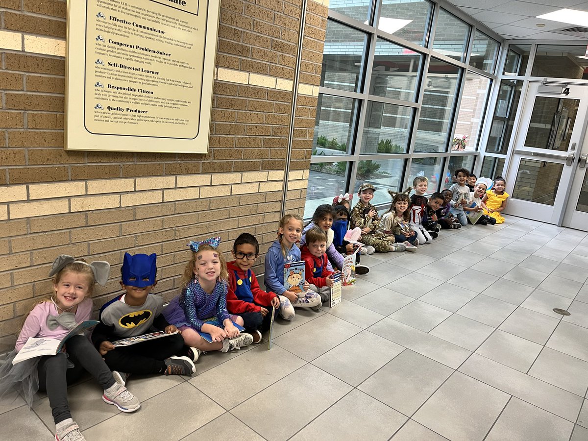 Mrs_Patterson21's tweet photo. Book character parade fun! @BlackBearkats @CyFairISD https://t.co/fzXpxdA1Uw
