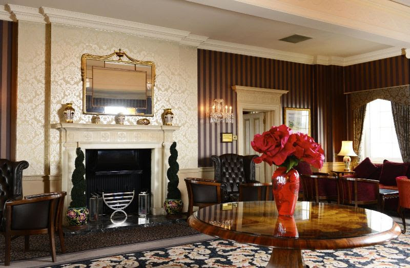 🥳 Back by popular demand, local artist @flowerboxorguk  will be back at the Club on Wednesday 22nd November, with another exhibition!

😎 Join us in the Potters' Club lounge, for complimentary canapes &amp; fizz, from 5.30pm. 

Book here 👉 bit.ly/Book-Your-Space