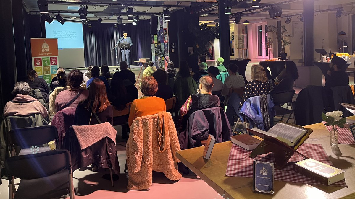 WareIslamNL's tweet photo. "Een fantastisch initiatief vooral in de huidige tijd!", aldus een bezoeker ter gelegenheid van onze lezing en expositie over de #Koran gisteren in #Eindhoven.

#Koranvooriedereen https://t.co/WnaK1JvsO6