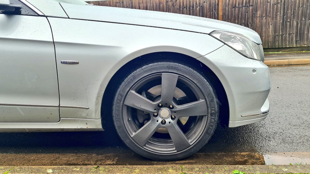 LobAllan's tweet photo. Minor Merc foibles. Some shite old brand locking wheel nut is jammed on this wheel, so needs drilling out I assume. And the O2 sensors needed for refitting tomorrow are with Evri, so I'll probably see those in 2024... https://t.co/QhKzDu6aCX