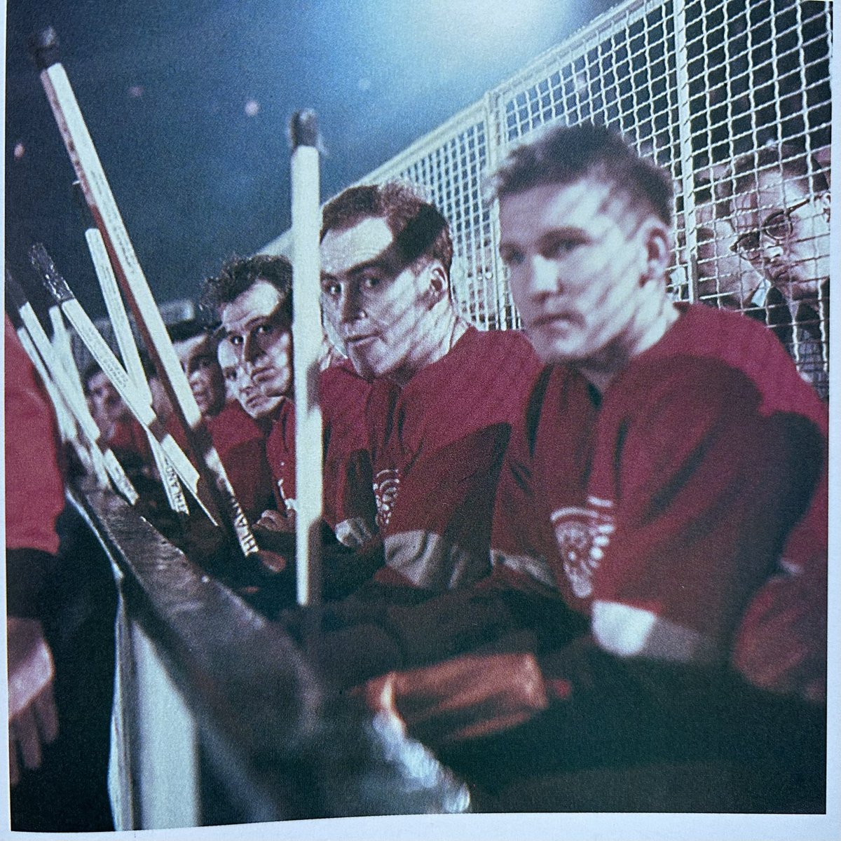 Claude6Landry's tweet image. A group of Red Wings - including #RedKelly, #JohnnyWilson and #GordieHowe - are closely watching the action from the Detroit bench.