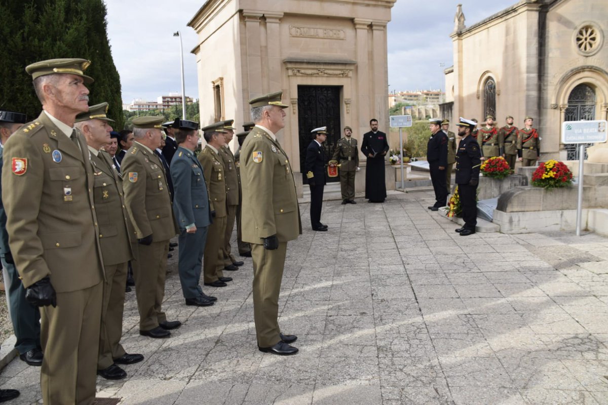 COMGEBAL_ET's tweet photo. Hoy #DíadeloscaídosporlaPatria el Representante Institucional del @EjercitoTierra en Baleares ha celebrado actos de homenaje por todos ellos, en los cementerios de #Palma, #Inca y #Mahon.
'Morir por la Patria fue su destino...' #SomostuEjército 🇪🇸
#COMGEBAL @MCANA_ET https://t.co/SkEVkNkYLw