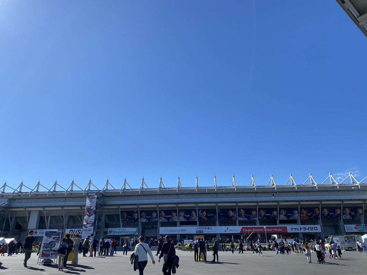 awmdm385's tweet photo. 鈴鹿ブルー！清々しい青！さあ　楽しもうぞ^ ^ って言ってる青空でした^ ^
 #エンジョイホンダ2023
#エンジョイホンダの思い出 https://t.co/gLFYvF6Y1D