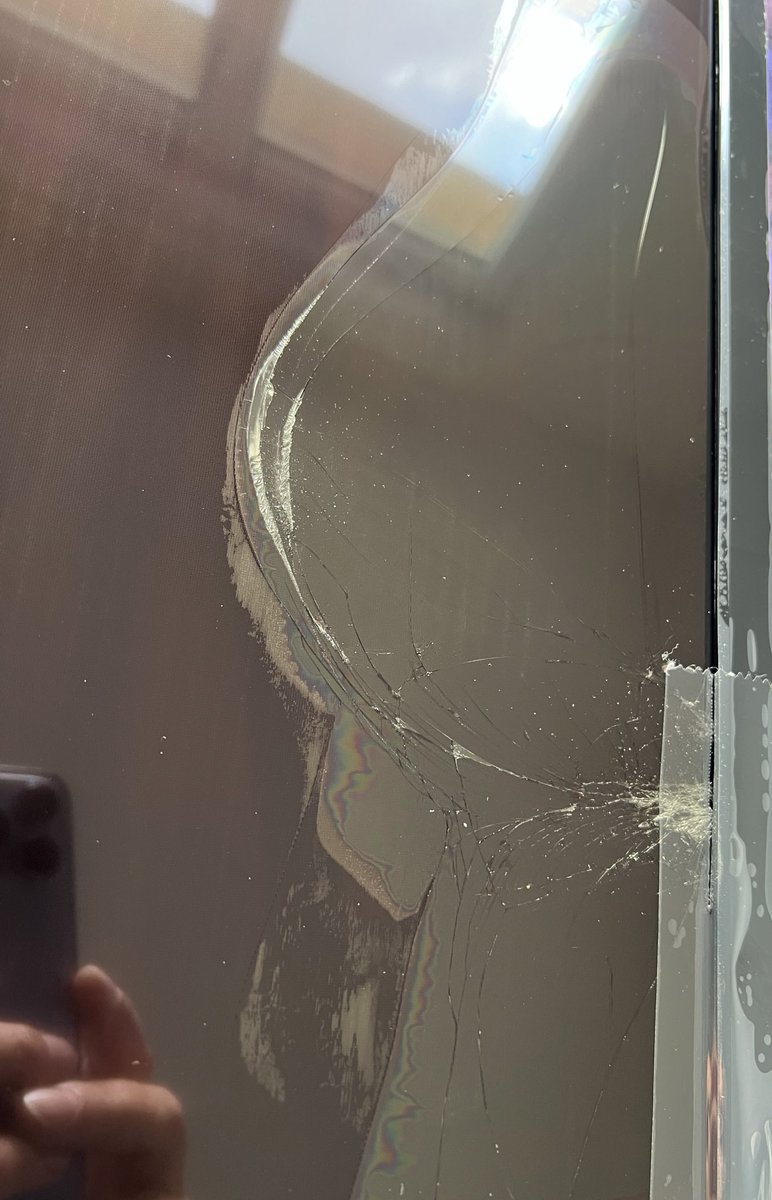 Ednykz's tweet photo. @Cdiscount tv reçu de jour……
Sûrement dû au transport @DPD_Fr … même pas de contre signature à la réception. Bravo https://t.co/Acyy9PQqjp