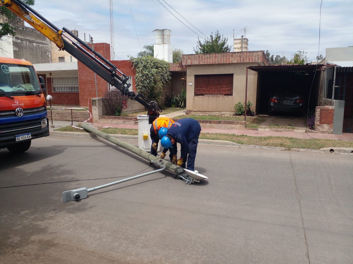 UEREmunicba's tweet photo. ✅Tras los fuertes vientos transcurridos estos últimos días, nuestro personal siguen asistiendo en cada incidente ingresados al 103.📲

👉🏻Agregamos un tercer turno para atender cada servicio en tiempo y forma y así eliminar los riesgos eléctricos.⚡

#Uere
#CórdobaMásSegura https://t.co/HilHjVgr0X