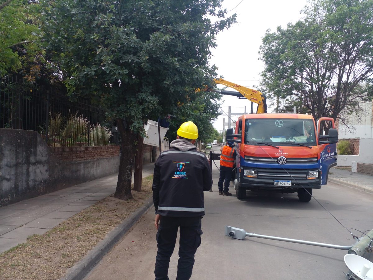 UEREmunicba's tweet photo. ✅Tras los fuertes vientos transcurridos estos últimos días, nuestro personal siguen asistiendo en cada incidente ingresados al 103.📲

👉🏻Agregamos un tercer turno para atender cada servicio en tiempo y forma y así eliminar los riesgos eléctricos.⚡

#Uere
#CórdobaMásSegura https://t.co/HilHjVgr0X