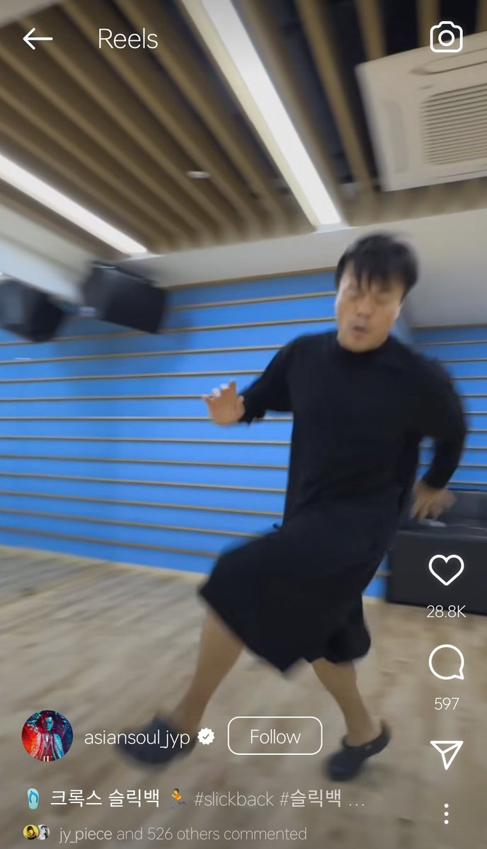 ujbsluvr's tweet photo. Jeongyeon, Jihyo and Sana are bullying his ass 😭😭😭I'm wheezing https://t.co/gpB4Bx22oT