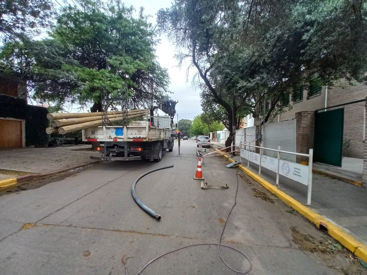 UEREmunicba's tweet photo. ✅Tras los fuertes vientos transcurridos estos últimos días, nuestro personal siguen asistiendo en cada incidente ingresados al 103.📲

👉🏻Agregamos un tercer turno para atender cada servicio en tiempo y forma y así eliminar los riesgos eléctricos.⚡

#Uere
#CórdobaMásSegura https://t.co/HilHjVgr0X