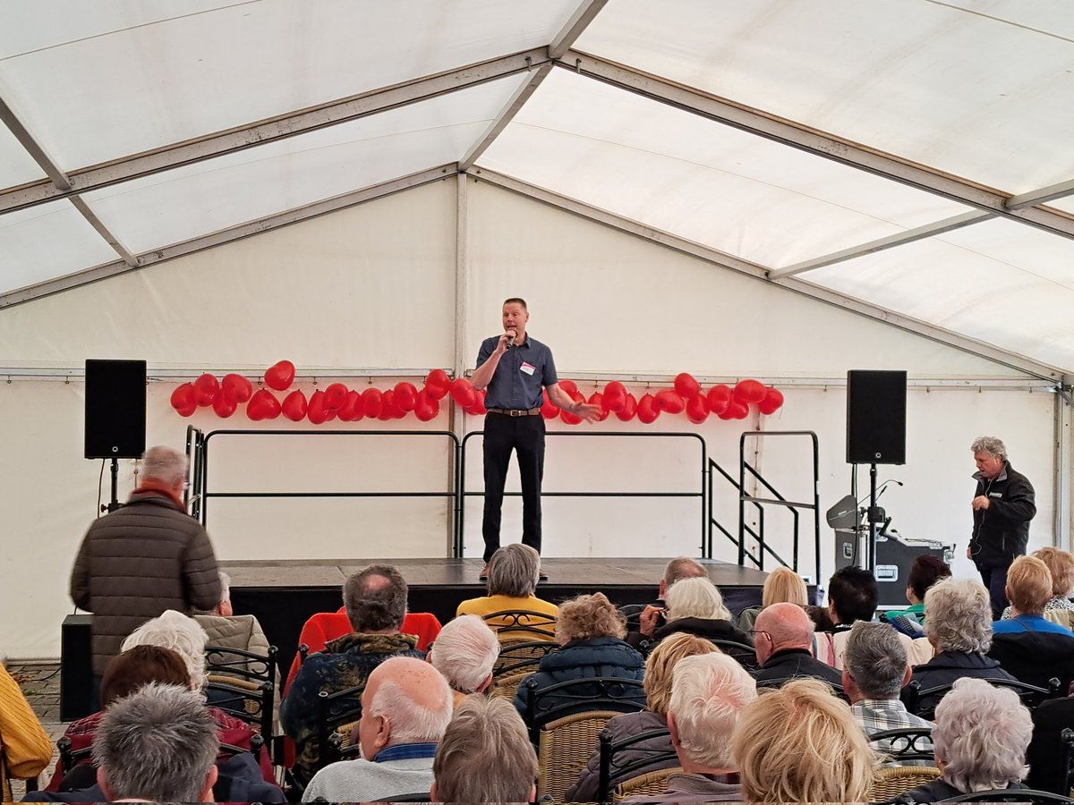 Johan_CdT's tweet photo. Het eerste Hartje in de wijk is geopend door wethouder @WimZanden bij @derotsboxtel. Een plek waar mensen met vragen terecht kunnen, elkaar ontmoeten en helpen als dat nodig is. https://t.co/iBzcdAGcQ9