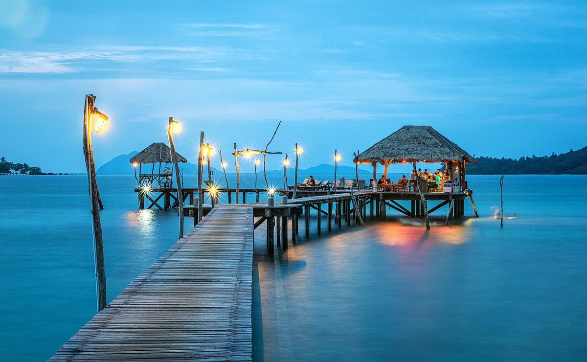 GlobalNomad0's tweet photo. 3/Thailand is a popular tourist destination known for its beautiful beaches, delicious food, and ancient temples. #November is a great time to visit Thailand, as the weather is cool and dry with little rain. https://t.co/AHINwRpwBj