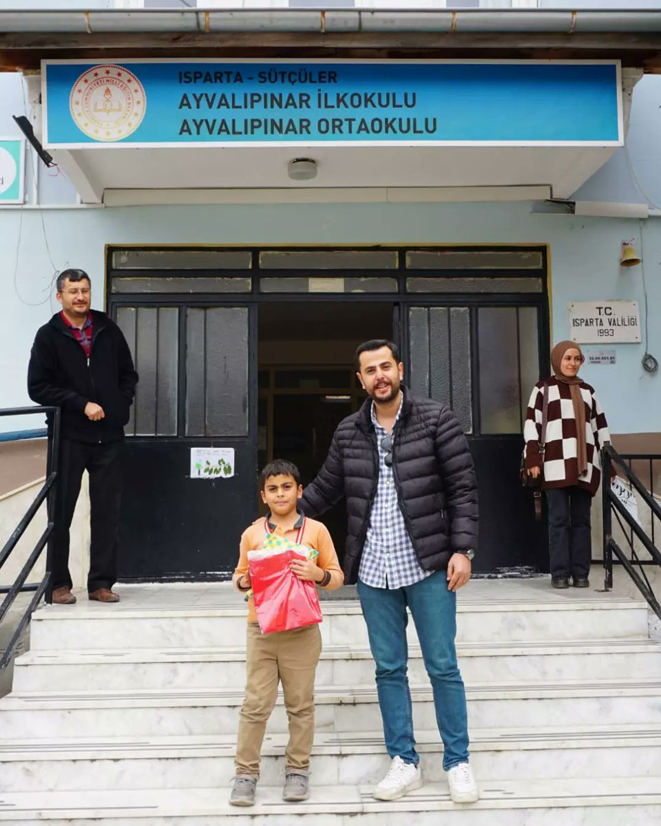ayvalimeb's tweet photo. Cumhuriyetimizin 100.Yılı etkinlikleri kapsamında Sütçüler Milli Eğitim Müdürlüğünün düzenlediği İlkokullar arası resim yarışmasında dereceye giren öğrencilerimize madalyaları ve hediyeleri düzenlenen törenle verildi. Milli Eğitim Müdürlüğümüze teşekkür ediyoruz. https://t.co/veqOPxJXfW