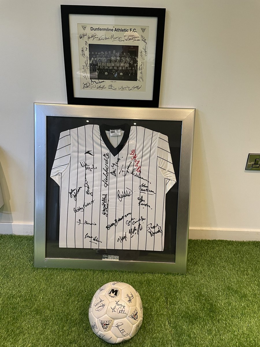 Robbocoach's tweet photo. @heartsshirts 

> Signed top is ChampionsDiv 2 1986. Jim Leishman, Ian Westwater,John Watson, Davie Young, Hugh Whyte, Bobby Robertson, Bobby Forest, Jim Bowie
> Framed signed photo season 1986-87
> Signed ball of Champions 1996 my ex team mate and legend Norrie McCathie https://t.co/3sCAYT9wKP