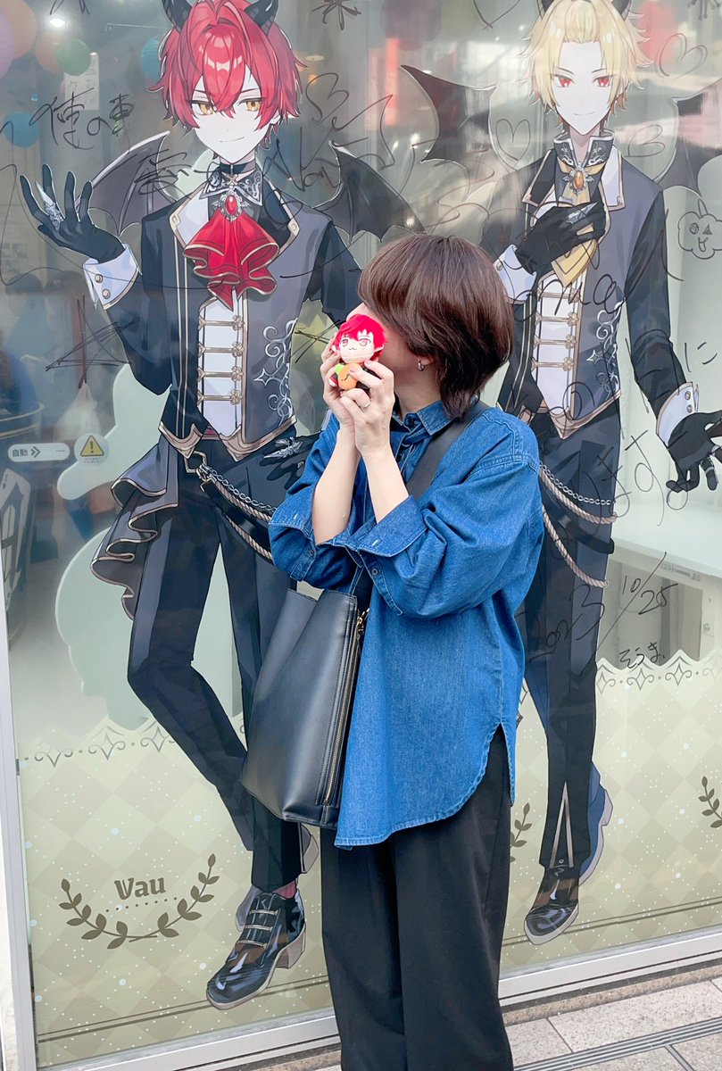 vau1009's tweet photo. knightA原宿ジャック竹下通り行ってきました♡
推しと同じ場所いると言う事実におかしくなりそうでした　フラッグやパネルやサインメッセージ幸せ空間すぎました♡ 推し活万歳
#KnightA #Knight_HW 
#ハロウィン2023 
#ばぁう
#ばぁうくん
#ばぁう民 https://t.co/Df4IX1SeCT