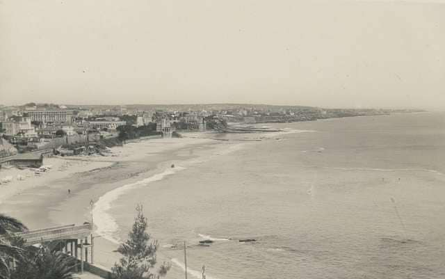 As praias também se abatem
Com a ignorância, ganância e respetiva construção desenfreada.

1935, o vasto areal das Praias do Monte Estoril e do Tamariz.
Fonte: AHMCSC