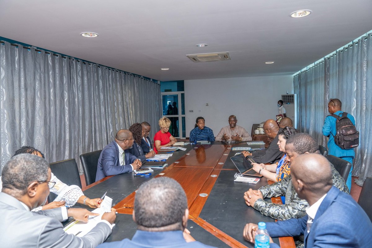 APRMorg's tweet photo. [In Pictures] This morning in Freetown🇸🇱, prior to the Multi-stakeholders Consultative Conference on the Policy Agenda for the Public Service Reform of Sierra Leone, a briefing session occurred. The session involved the APRM, Prof @eddymaloka , representatives from the South African Government (including the 🇿🇦Ambassador to Ghana🇬🇭 /Sierra Leone🇸🇱), and the Sierra Leone government, represented by the Chief Minister @dsengeh and the APR Focal Point minister, Hon Amara Kallon🇸🇱. This workshop is organized by the Ministry of Public Administration and Political Affairs.