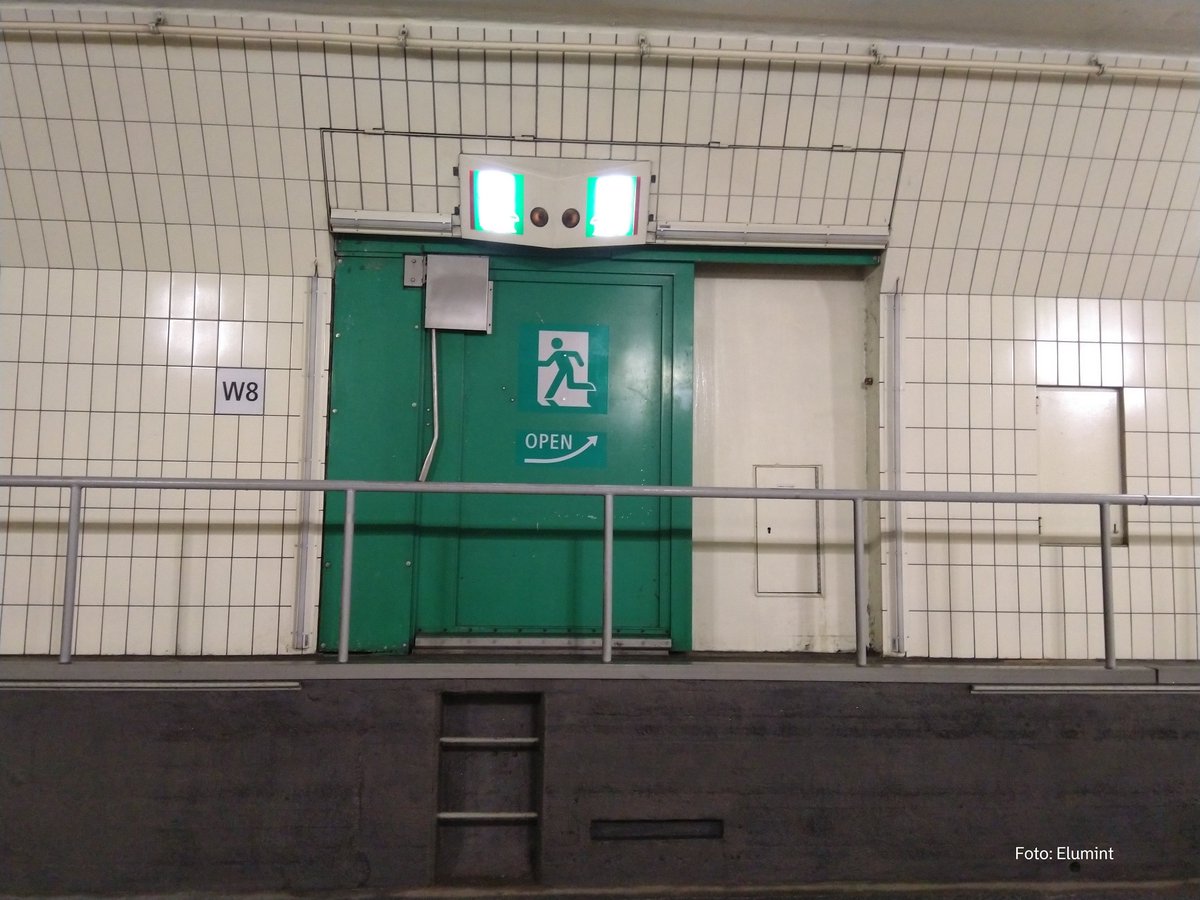 Stadsbeheer010's tweet photo. Let op! Vanaf vanavond 22.00 uur is de #Maastunnel #Dicht van #Noord naar #Zuid. Dit duurt tot maandag 6 november 06.00 uur. We vervangen dan een van de vluchtdeuren. #Omrijden via de #Erasmusbrug. Verkeer van Zuid naar Noord is wel mogelijk. https://t.co/p0nmqueTaI https://t.co/iFhnqXfr4h