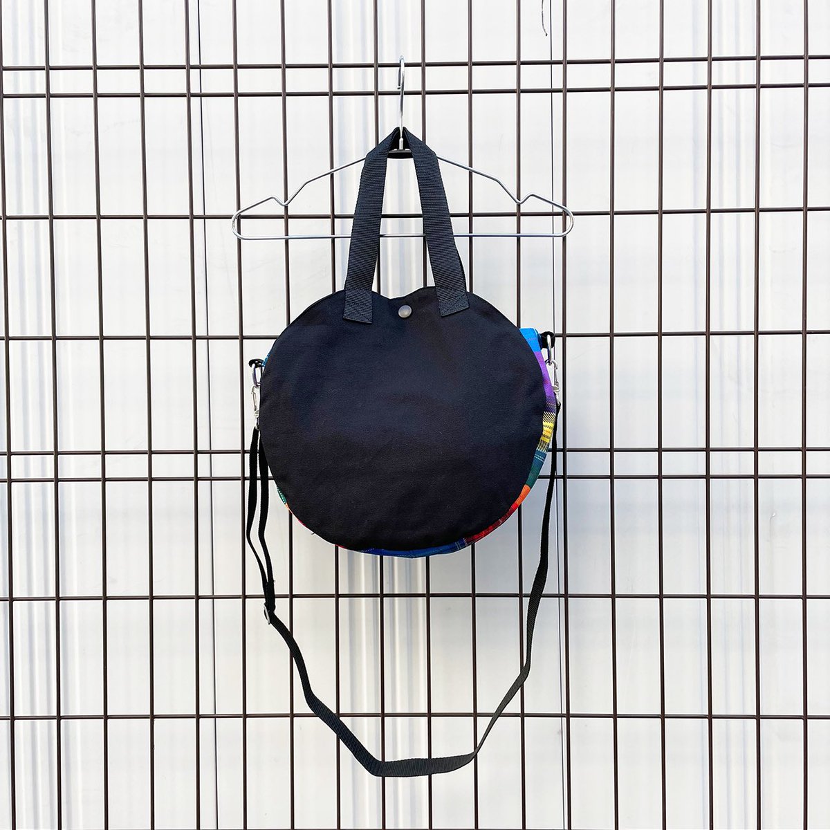 RIDDLEMMA's tweet photo. RIDDLEMMA ONLINE に入荷いたしました。

【Tears of Swan x RIDDLEMMA】RAINBOW TARTAN CHECK CIRCLE Φ30 2WAY TOTE BAG

こちらから購入いただけます
↓
https://t.co/lQ2aUm3F70 https://t.co/pAcO4AtAW7