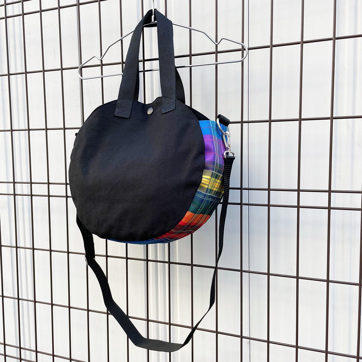 RIDDLEMMA's tweet photo. RIDDLEMMA ONLINE に入荷いたしました。

【Tears of Swan x RIDDLEMMA】RAINBOW TARTAN CHECK CIRCLE Φ30 2WAY TOTE BAG

こちらから購入いただけます
↓
https://t.co/lQ2aUm3F70 https://t.co/pAcO4AtAW7