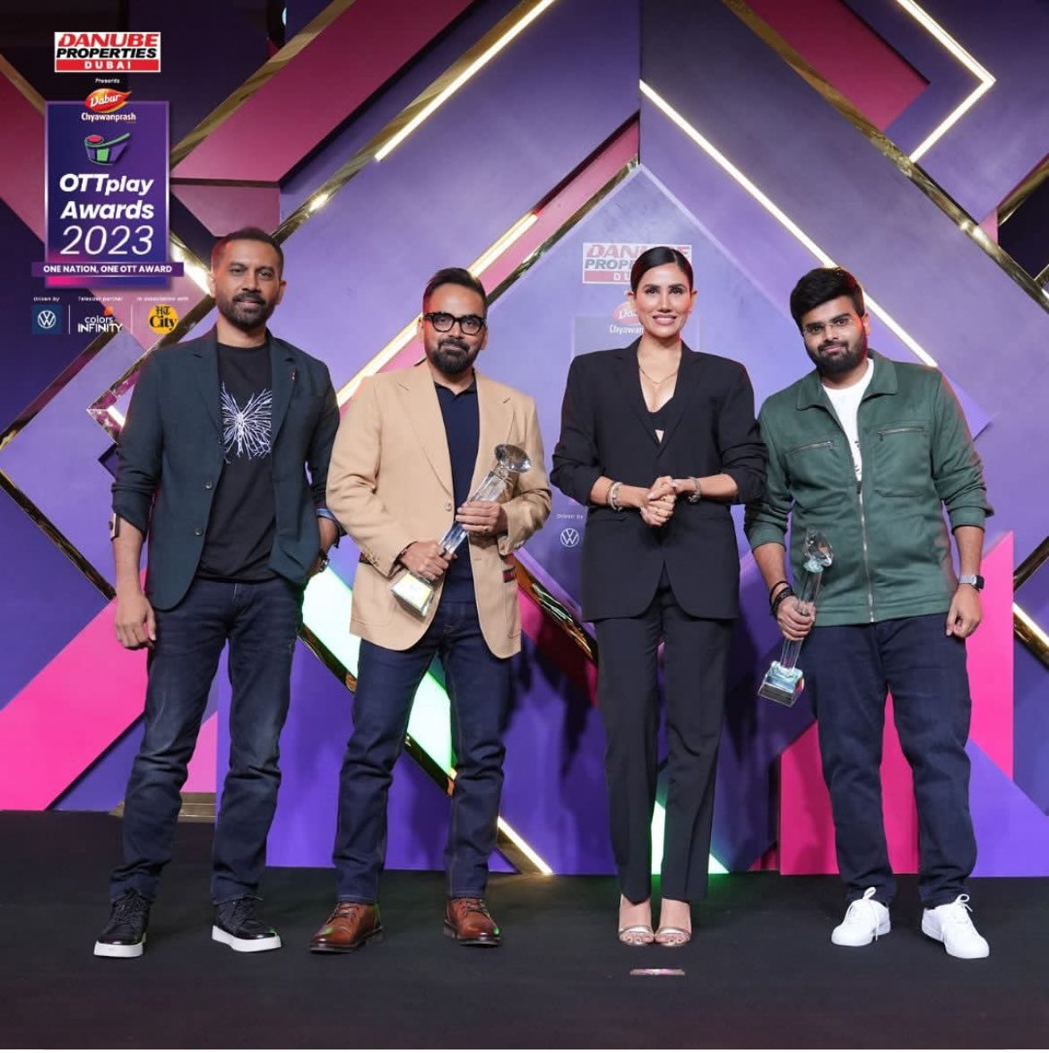 pavansadineni's tweet photo. It's a  special moment sharing the award with people who are best in the business✨
#DAYAA https://t.co/pBxkUe9itG