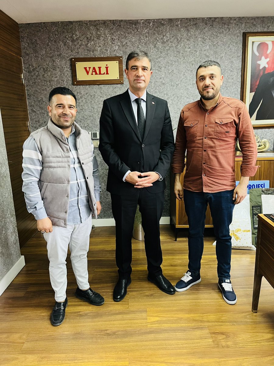 GAZİANTEP VALİLİĞİ ÖZEL KALEM MÜDÜRÜ OLARAK ATANAN MEHMET CEMİL ORHAN BEYE HAYIRLI OLSUN ZİYARETİNDE BULUNDUK.GÖSTERMİŞ OLDUKLARI İLGİ VE ALAKALARINDAN DOLAYI DEĞERLİ MÜDÜRÜMÜZE ÇOK TEŞEKKÜR EDİYORUZ..