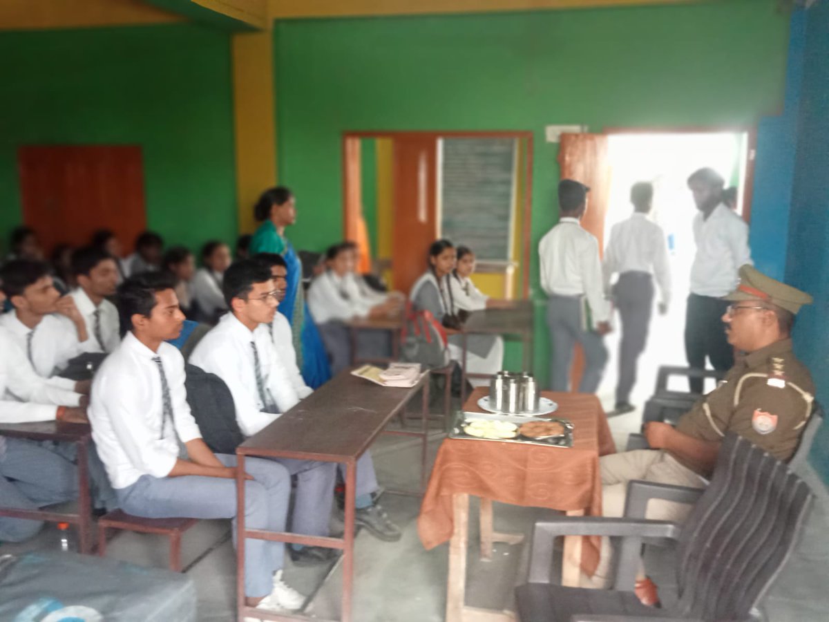 tpunnao's tweet image. पैट्रियोट इंटर कालेज उन्नाव में 217 छात्र/छात्रआओं को यातायता के नियमों की जानकारी दी गयी व उन्नाव शहर क्षेत्र के चौराह पर प्रभारी यातायात व हमराही टीम द्वारा जागरुकता अभियान चलाय  पुष्प गुच्छ देकर हेलमेट व सीट बेल्ट लगाने की अपील की गई @Uppolice @uptrafficpolice @unnaopolice