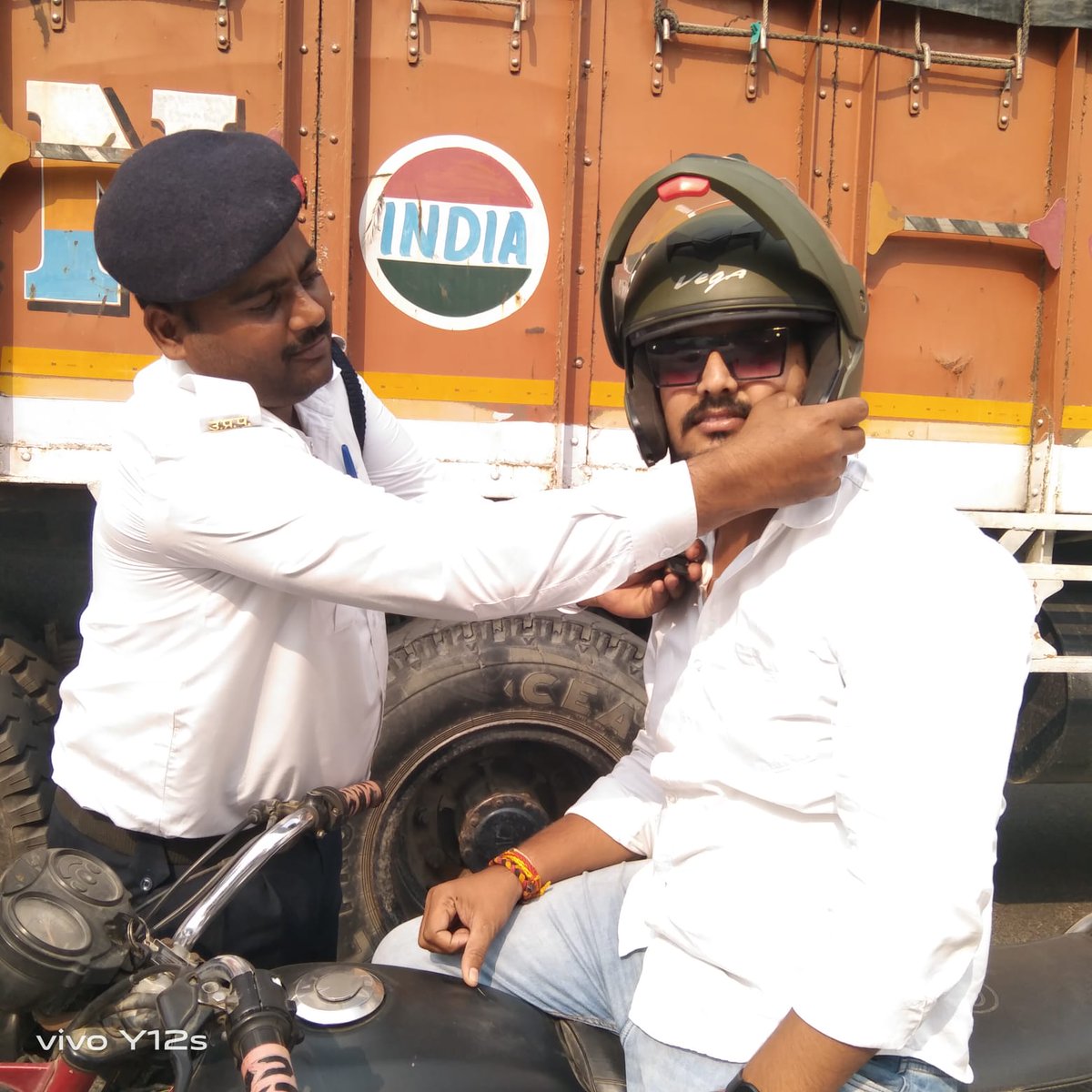 tpunnao's tweet image. पैट्रियोट इंटर कालेज उन्नाव में 217 छात्र/छात्रआओं को यातायता के नियमों की जानकारी दी गयी व उन्नाव शहर क्षेत्र के चौराह पर प्रभारी यातायात व हमराही टीम द्वारा जागरुकता अभियान चलाय  पुष्प गुच्छ देकर हेलमेट व सीट बेल्ट लगाने की अपील की गई @Uppolice @uptrafficpolice @unnaopolice