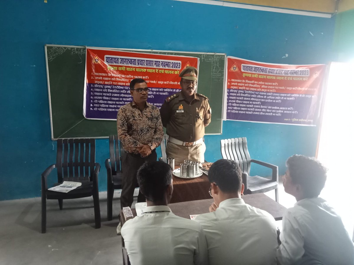 tpunnao's tweet image. पैट्रियोट इंटर कालेज उन्नाव में 217 छात्र/छात्रआओं को यातायता के नियमों की जानकारी दी गयी व उन्नाव शहर क्षेत्र के चौराह पर प्रभारी यातायात व हमराही टीम द्वारा जागरुकता अभियान चलाय  पुष्प गुच्छ देकर हेलमेट व सीट बेल्ट लगाने की अपील की गई @Uppolice @uptrafficpolice @unnaopolice