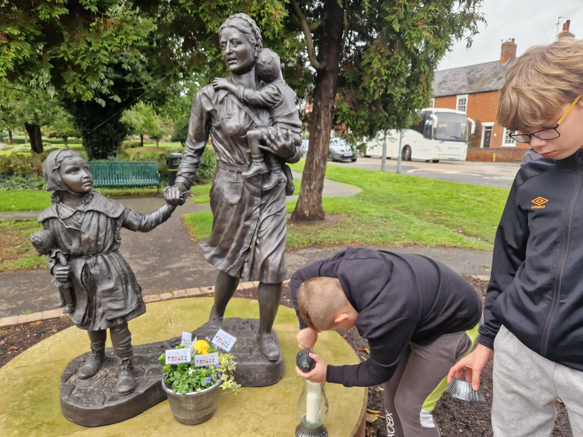 To mark All Saints' Day and All Souls' Day, our pupils have recently visited #NewarkCemetary and #IrenaSendler statue 🕯️🌹🇵🇱🇬🇧

#AllSaintsDay 2023
#WeRemember