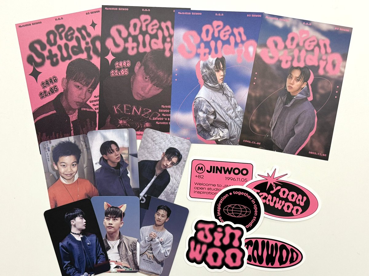 2023JINWOODAY's tweet photo. 𝐽𝐼𝑁𝑊𝑂𝑂'𝑆 𝑂𝑃𝐸𝑁𝑆𝑇𝑈𝐷𝐼𝑂

🎟️𝐷-1 

✦ 특전 미리보기 ✦

✔기본특전
종이컵 + 엽서 4종 + 포토카드 6종 + 스티커팩 
✔디저트특전
기본특전 + 2024 연력 https://t.co/BB98Cb9xIV