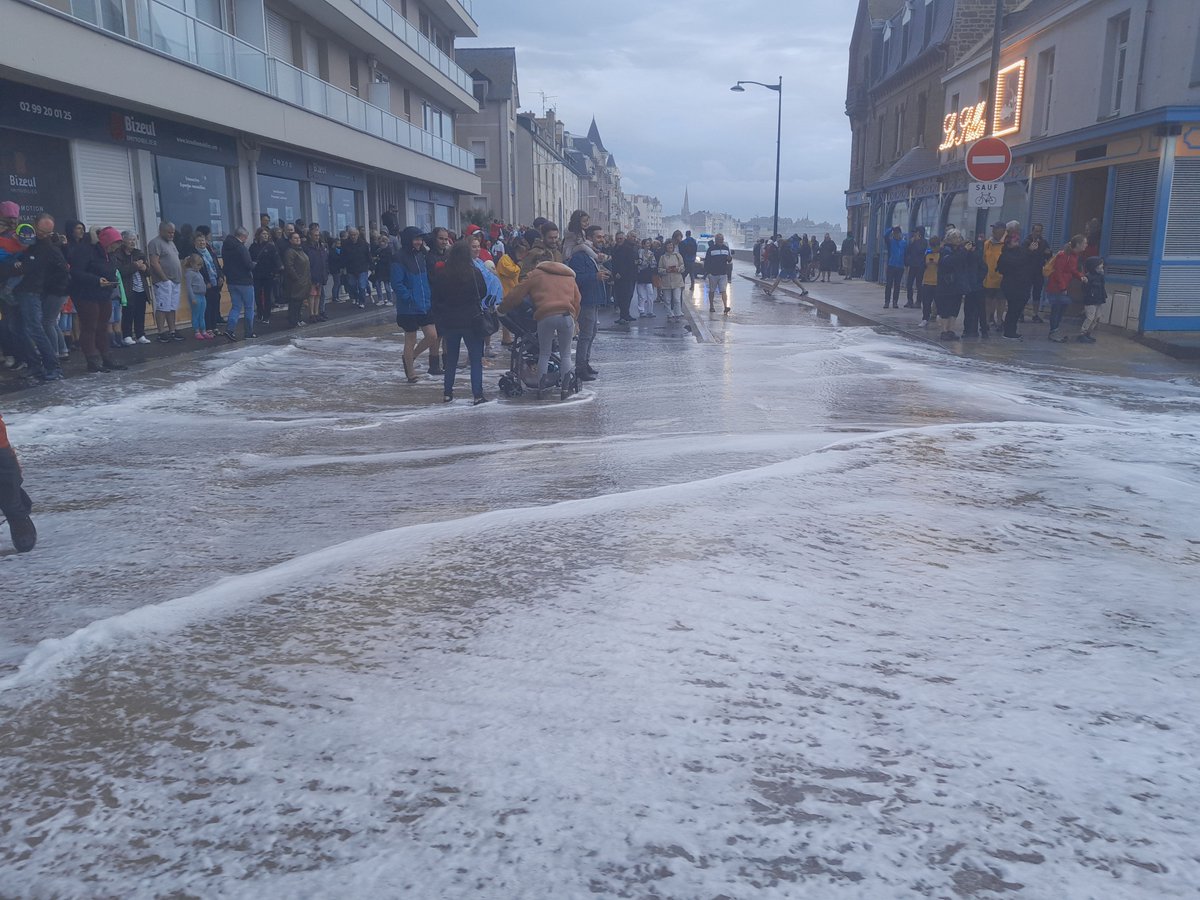 DavidPoncet's tweet image. Illustration du propos avec une photo prise à #SaintMalo lors de la tempête #Patricia le 2 aout 2023