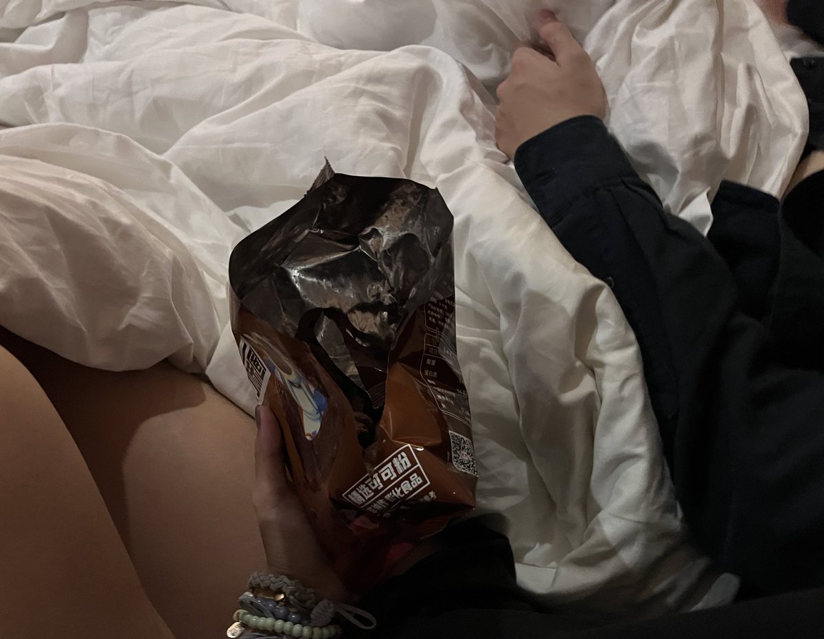 和爱人做完最亲密的事情之后在床上看电视 从前憧憬的画面变成现实