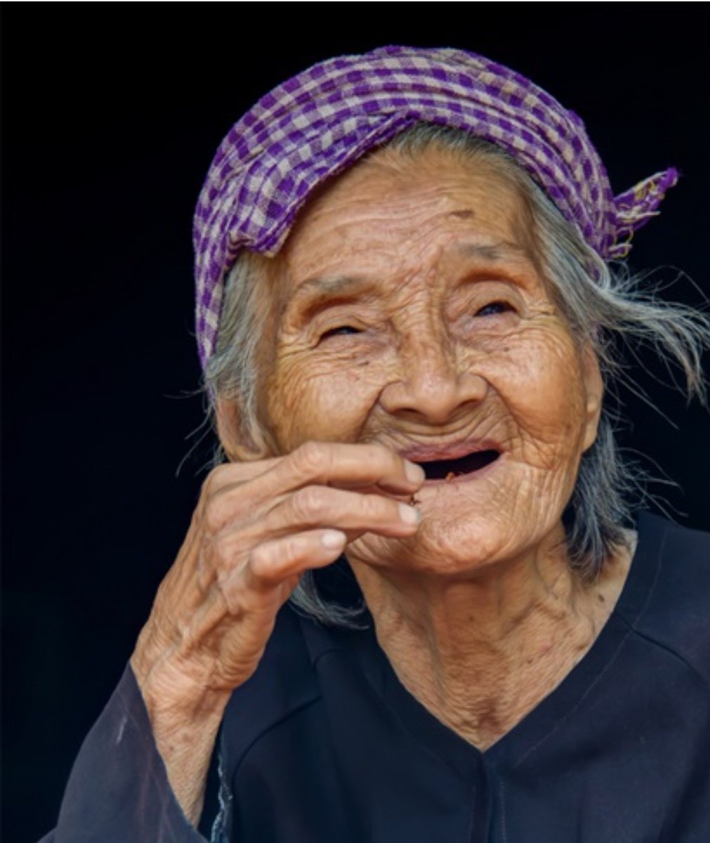 Ông bà không nhà cửa, không con cái. Hằng ngày đi lượm ve chai, tuần nhiều 70 ngàn, tuần ít 2-3 chục. Ông bà có bệnh huyết áp, nay đi nhiều nên thêm suy van tĩnh mạch.
Hàng tháng bà đạp xe đi khám, lấy thuốc luôn cho ông. Nay bà đi xe buýt.
Xe đạp bà bị lấy mất.