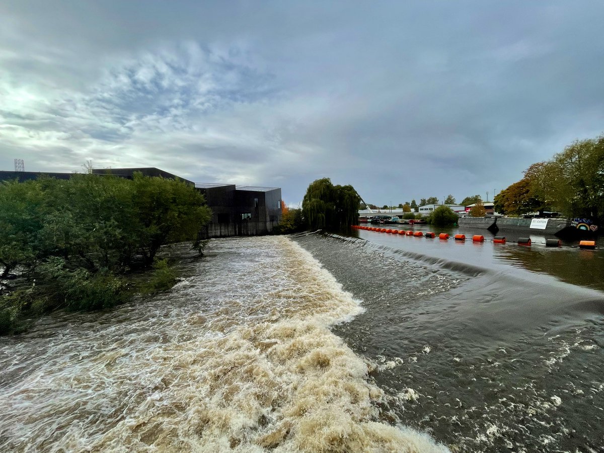 stphotography99's tweet photo. River Calder still looks high @BBCLookNorth @bbcweather @BBCWthrWatchers @Hudsonweather @Abbiedew @KeeleyDonovan @WakeExpress @Normanton0809 @journoLeanneC https://t.co/xDdbZsP8vk