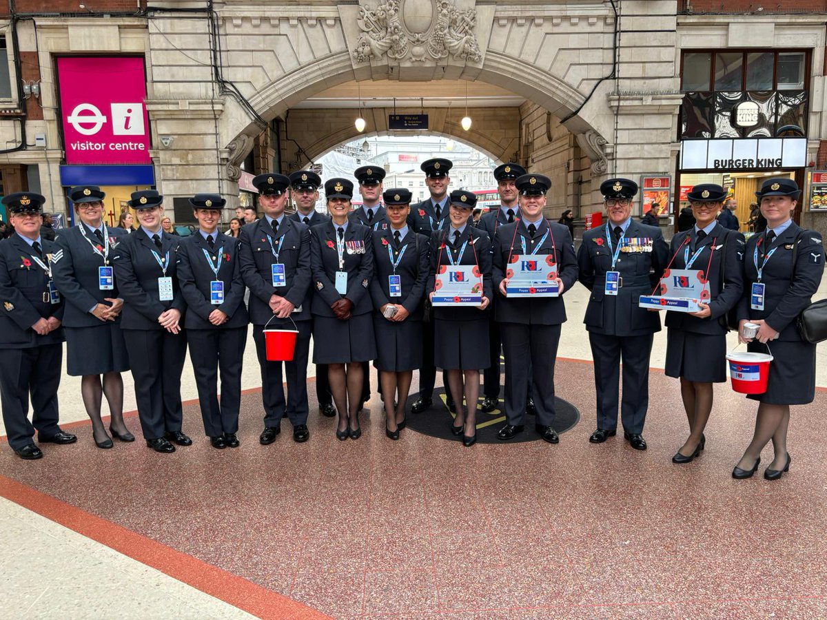 And here is the team who are based at #VictoriaStation from Brize. In total we have 25 personnel from across the Whole Force at RAF Brize Norton out today for #LondonPoppyDay