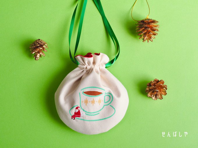 クリスマス作品のオーナメント風ポーチですコーヒーカップの側でちょこっとサンタさんが一休みしていますクリスマス飾りとしても良いかも#シルクスクリーン #刺繍 