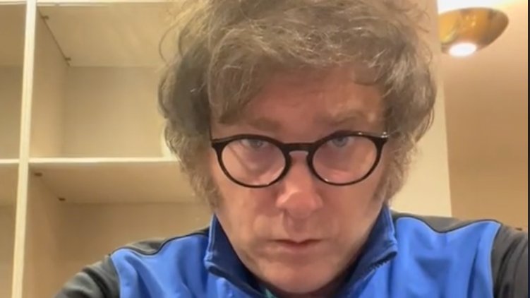 rinconet's tweet photo. Macri le prohibió a Milei dar notas: ni siquiera lo pueden entrevistar periodistas amigos como el Pelado de América o Majul. Sólo puede grabar videos desde el placard en el que lo escondió. Pobre muchacho, pensar que hasta la semana pasada creyó ser un león. https://t.co/qBbPF31OJv