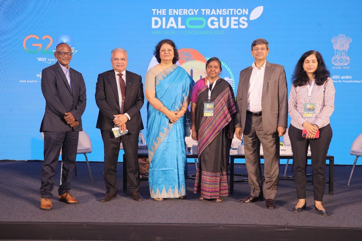 orfhindi's tweet image. #GlobalSouth: विकासशील देशों के ऊर्जा सुधार के बारे में एक महत्वपूर्ण चर्चा हुई।

#WindEnergy &amp;amp; #SolarPowe के और अधिक उपयोग के लिए कैसे योजना बनाई जाए इसपर गौरी सिंह, फ्रांसिस जयसूर्या, लिडिया पॉवेल, टी. माधव दास, गुरदीप सिंह और @GauriYSingh ने विस्तारपूर्वक चर्चा किया।