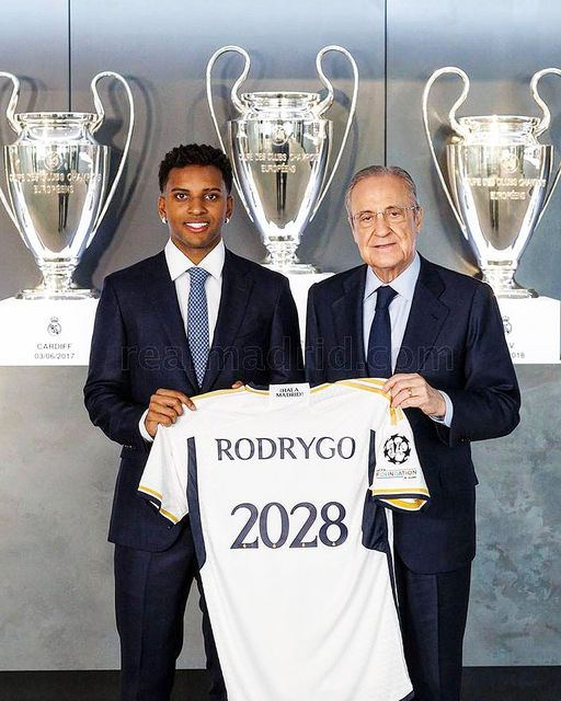 Lam_Nguyen04's tweet photo. ⁉️ CHÍNH THỨC: Rodrygo ký hợp đồng dài hạn mới tại Real Madrid có hiệu lực đến tháng 6 năm 2028.
💪Chúc Rodrygo thành công với đội chủ sân Santiago Bernabeu.
👏👏👏
#football #Rodrygo #hopdong https://t.co/r7bLnq3rF8