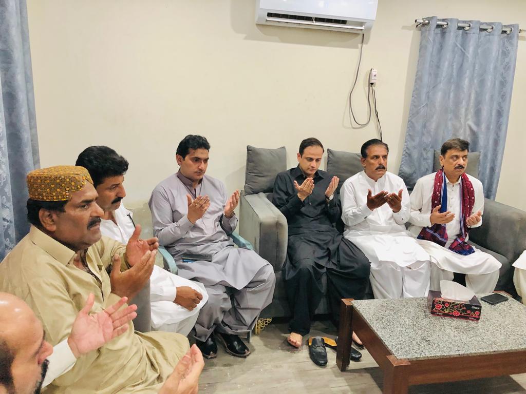 RashidKhaskhele's tweet photo. میئر کراچی مرتضیٰ وہاب صاحب صاحب چیئرمین صفوراں ٹاؤن راشد خاصخیلی کے ہمراہ یوسی 4 کے وائس چیئرمین الیاس گبول کی ہمشیرہ کے وفات پر ان سے اظہار تعزیت کی اور مغفرت کی دعا کی، کنوینر ضلع شرقی آصف خان، ممبر سرور خان، ٹاؤن وائس چیئرمین عبدالحق بلوچ  سابقہ صدر ضلع شرقی اقبال ساند چیئرمین یوسی 4 بشیر خاصخیلی، سینئر رہنما رئیس لکھمیر گبول اور پارٹی کے دوست بھی موجود تھے